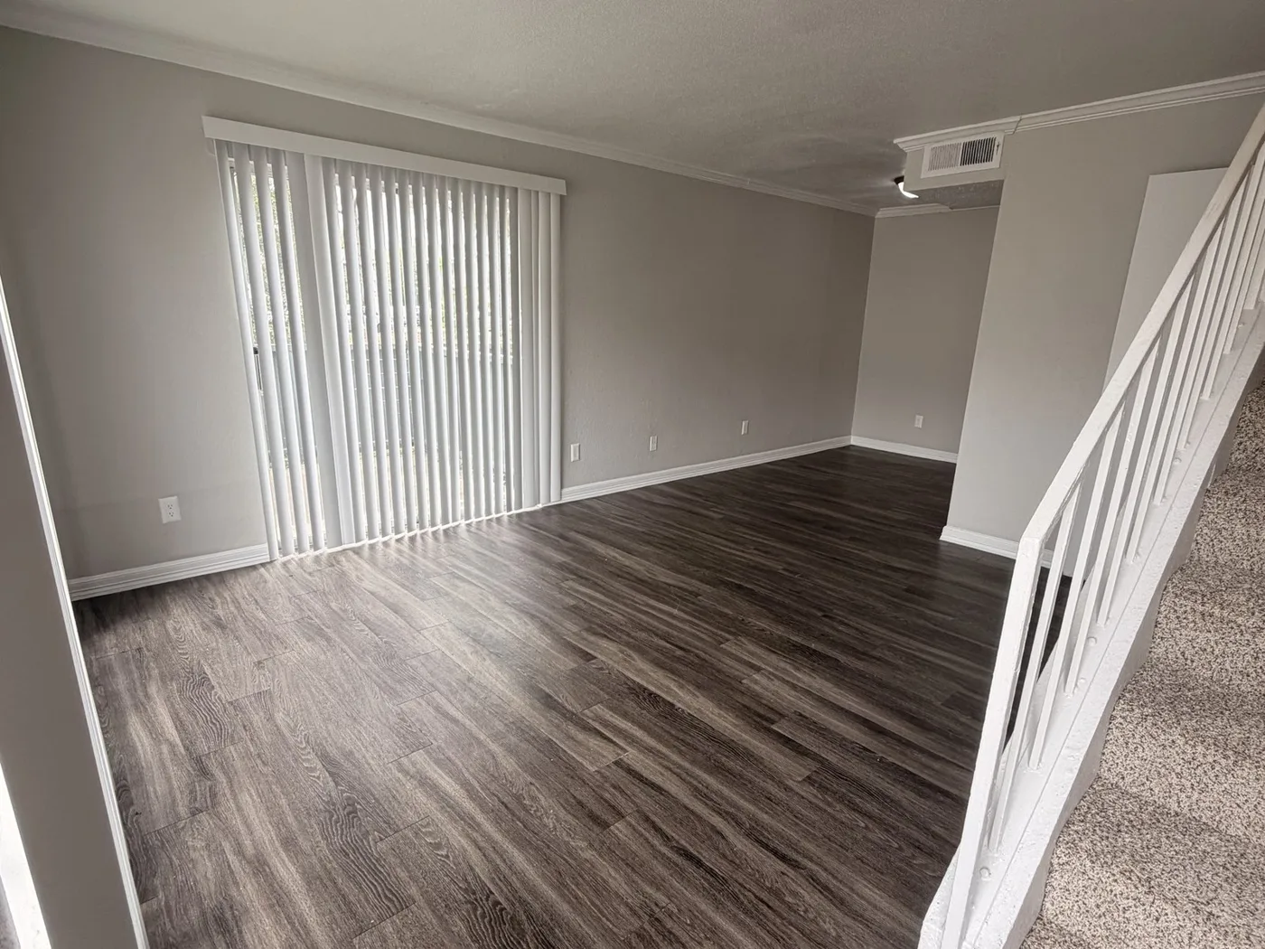 Sala de un apartamento en Lakeside Forest