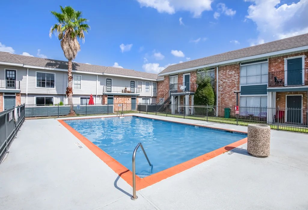 The pool at Lakeside Forest